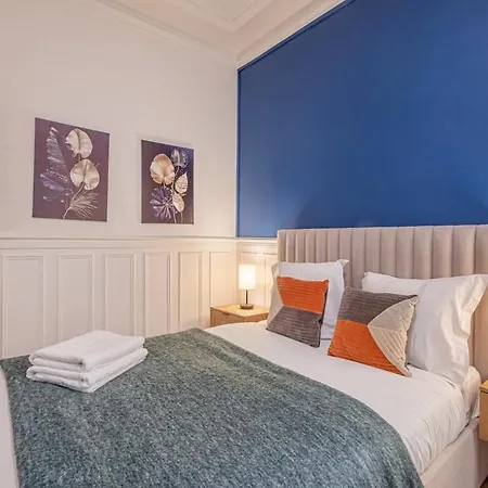 Douillet Pour 2 Au Cœur De Montmartre - Iv *